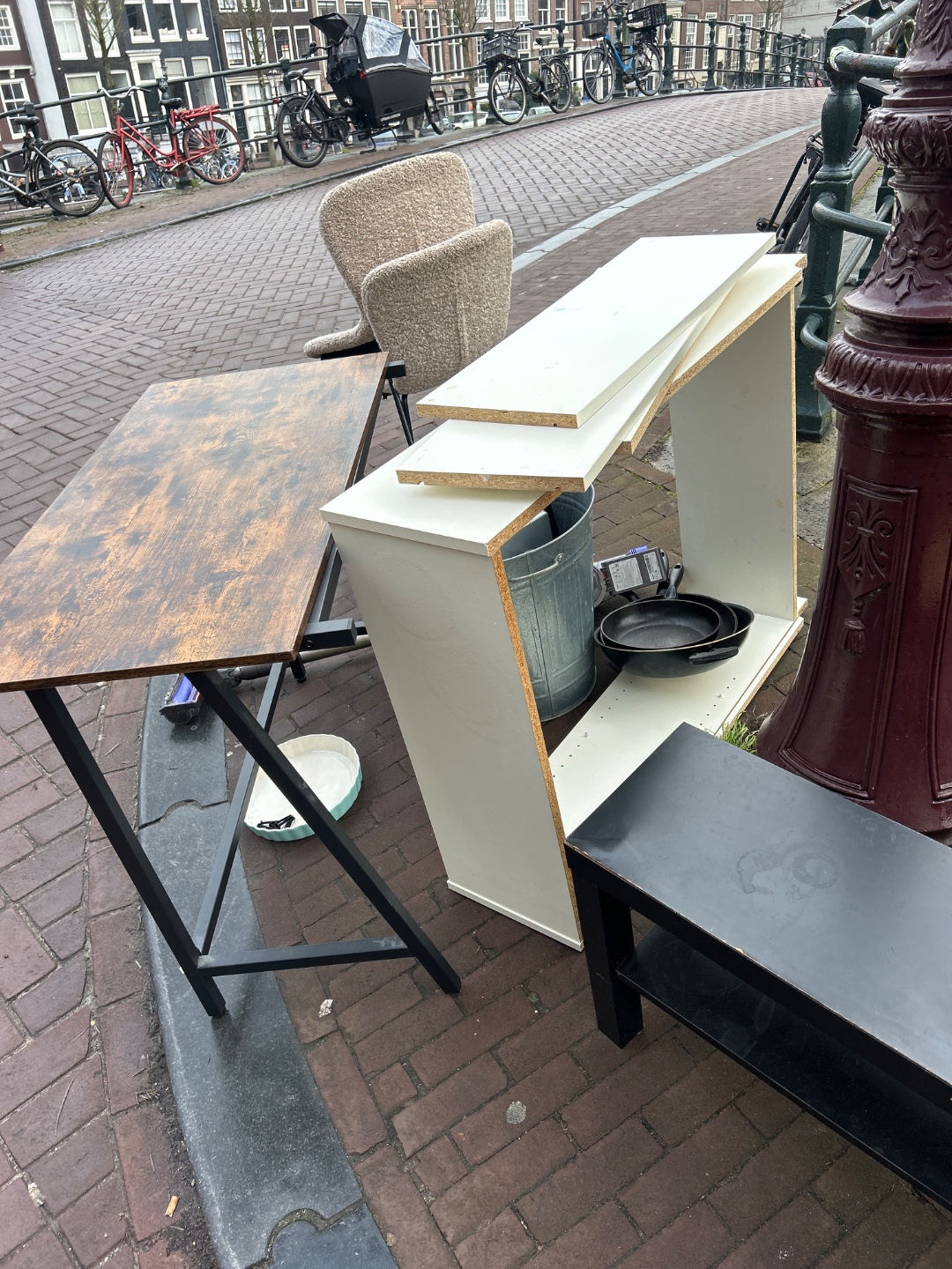 Nog helemaal goede meubels. IKEA Billy, bureau, stoelen, Zelfs een Dyson, moet wel vaak opgeladen worden. En een kratje vol met goede flessen wijn. photo 2