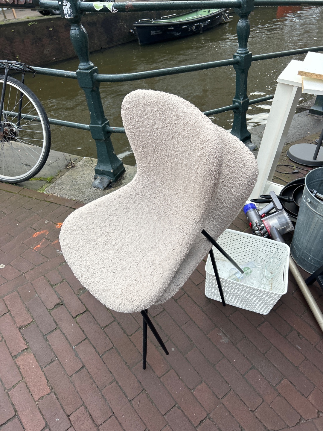 Nog helemaal goede meubels. IKEA Billy, bureau, stoelen, Zelfs een Dyson, moet wel vaak opgeladen worden. En een kratje vol met goede flessen wijn. photo 3