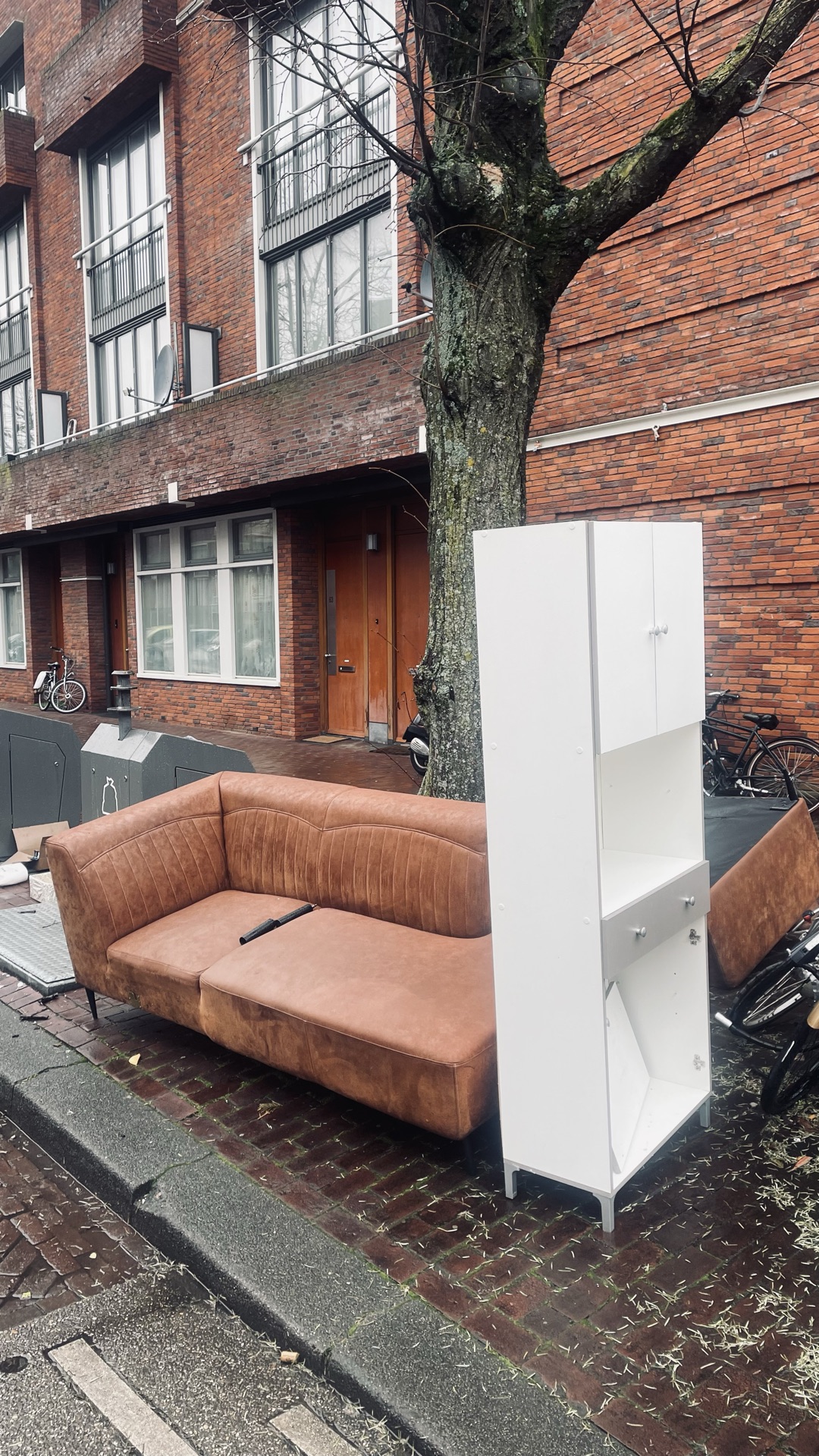 Complete en nette (nep)leren hoekbank, badkamerkast photo 1