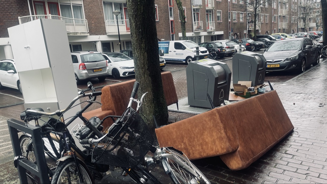 Complete en nette (nep)leren hoekbank, badkamerkast photo 2