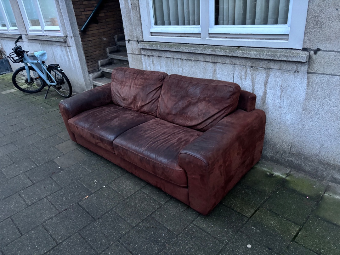 Bruine leren bank. Staat gratis ophalen bij. photo 1