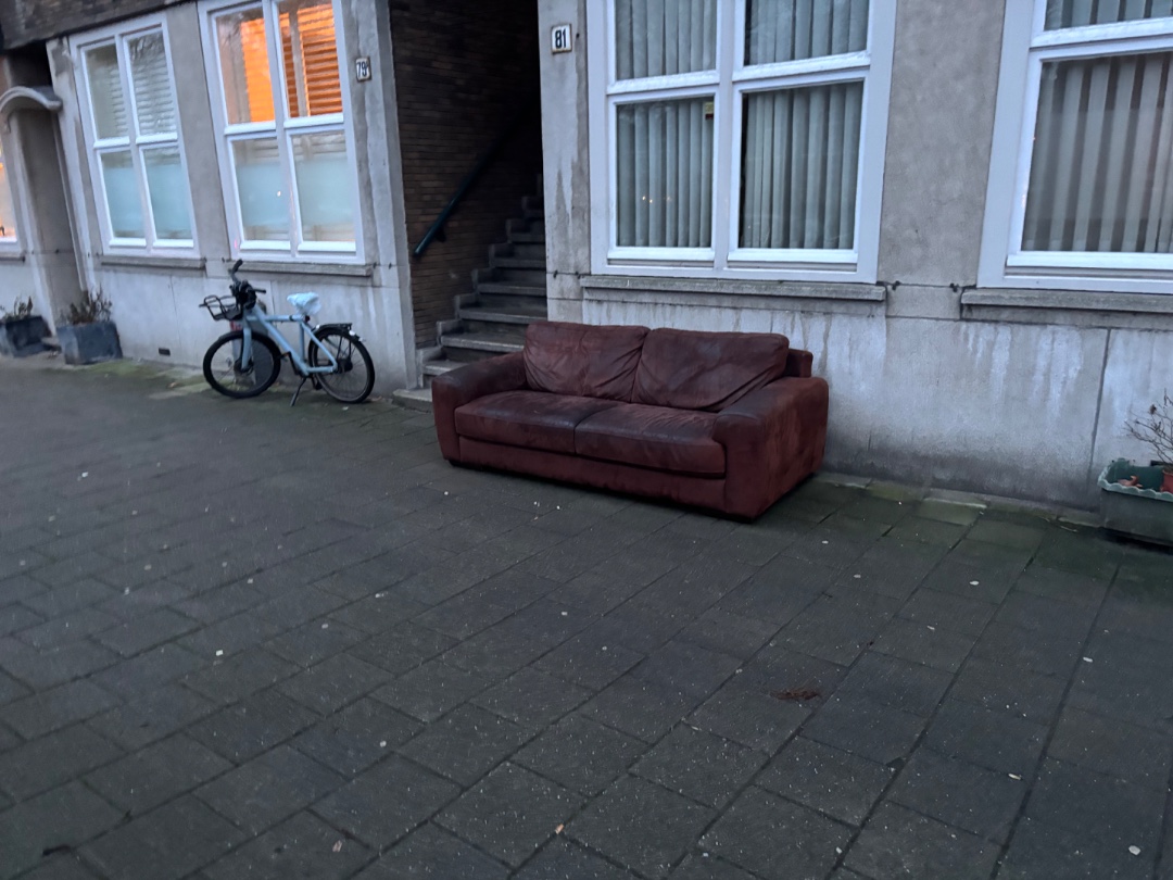 Bruine leren bank. Staat gratis ophalen bij. photo 2