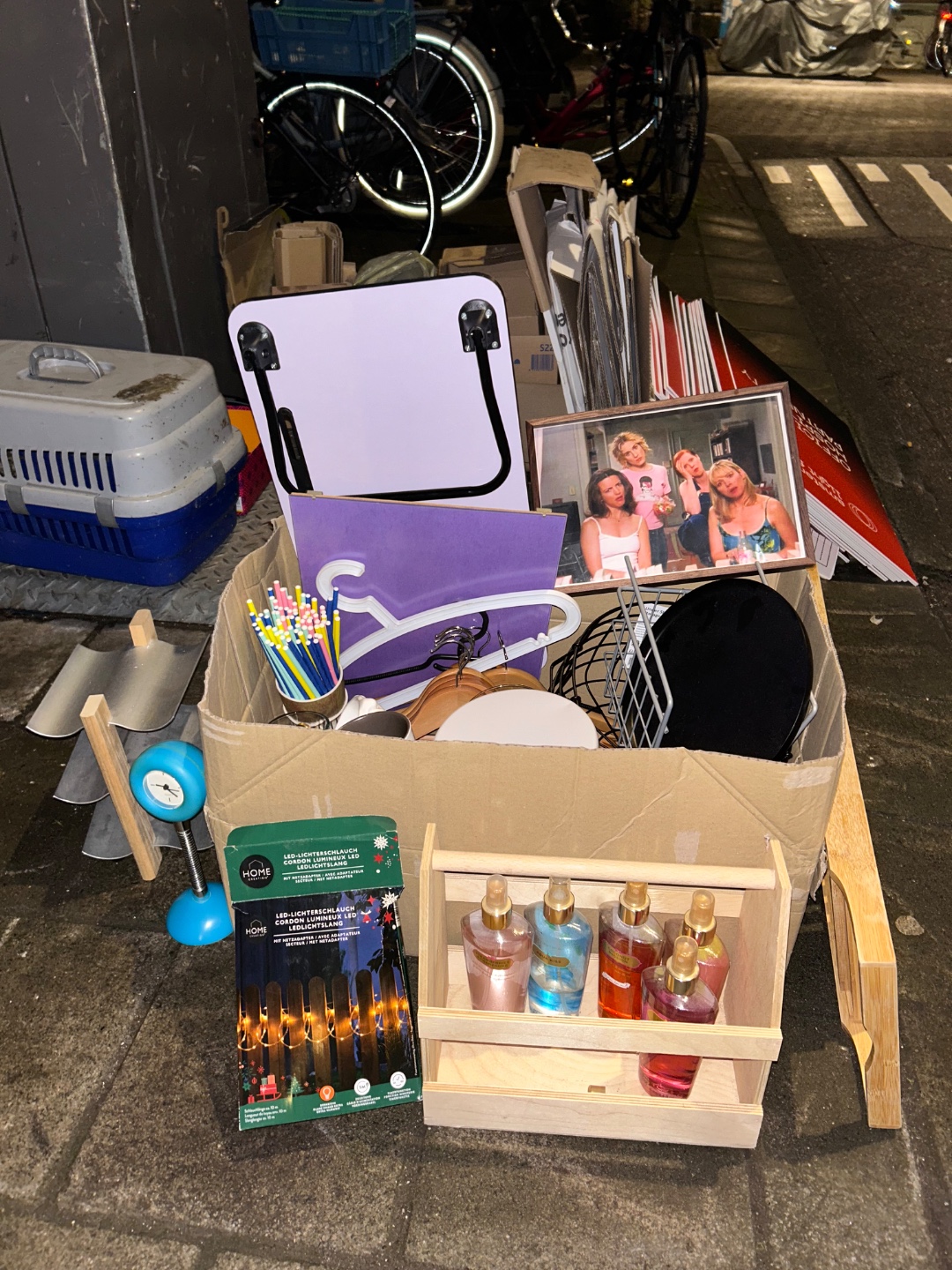 Two divas are moving out and we hope to make someone else happy with all our stuff!! The VS body sprays were previously used as luchtverfrisser in our iconic bathroom (swipe to see)