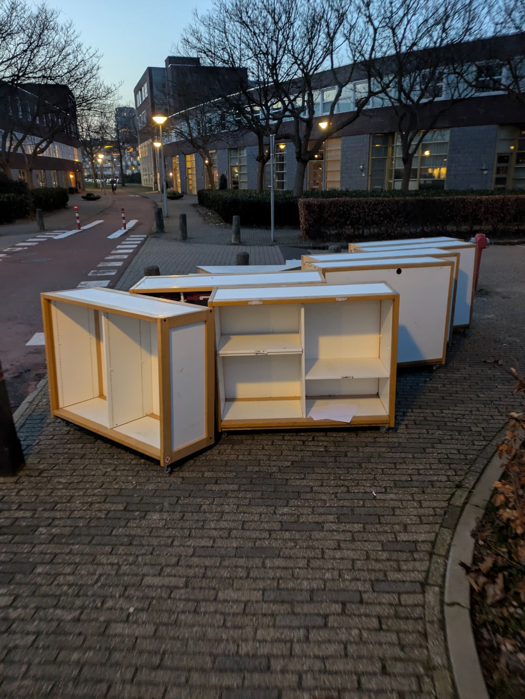 Schoolkasten en tafels photo 1