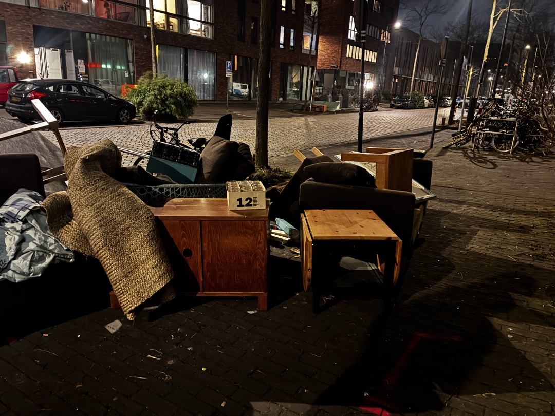 Lots of things, coffee tables, sofas etc photo 3