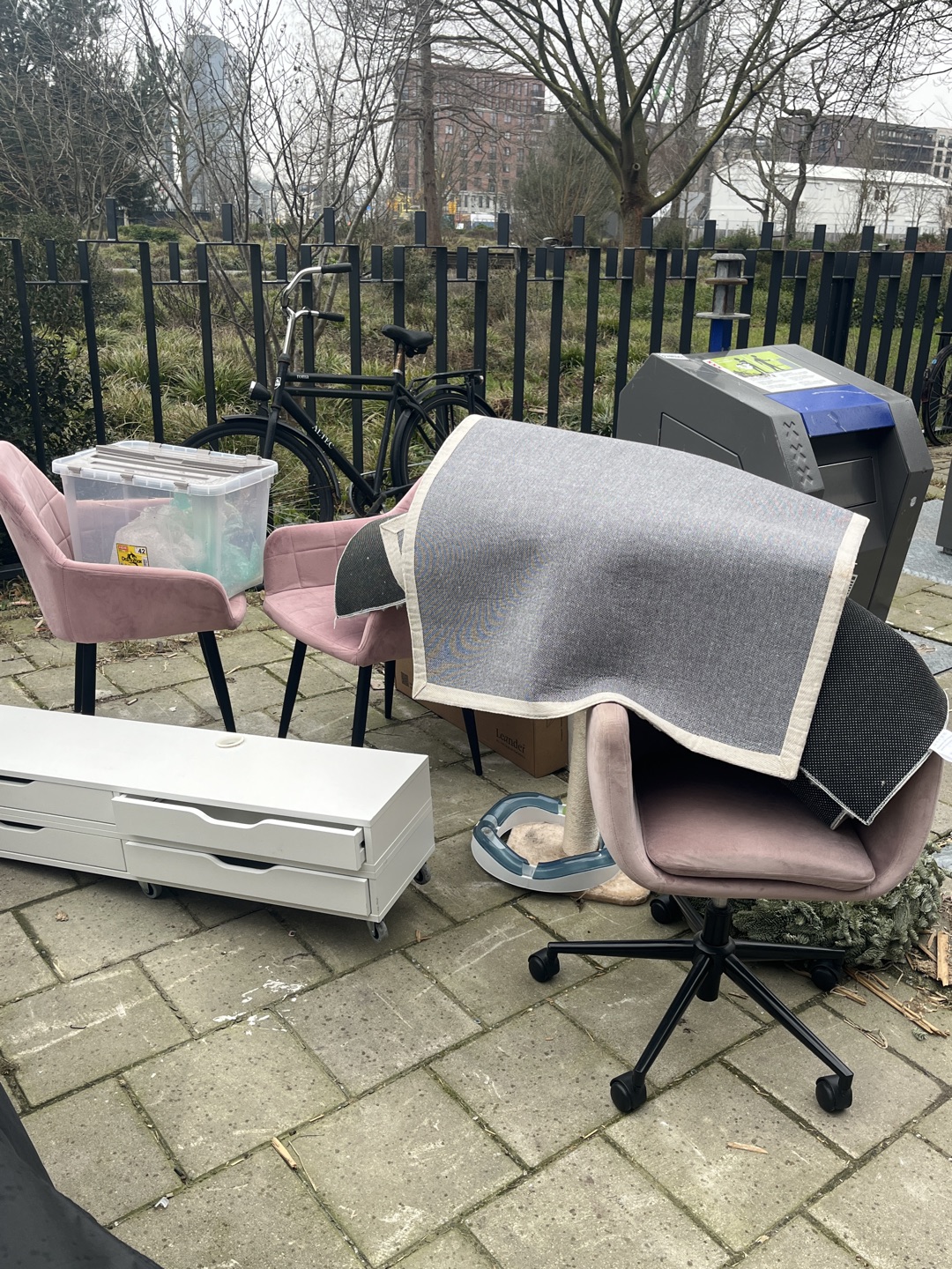 Pink velvet chairs, cat scratcher and toys, rugs, narrow tv cabinet photo 1