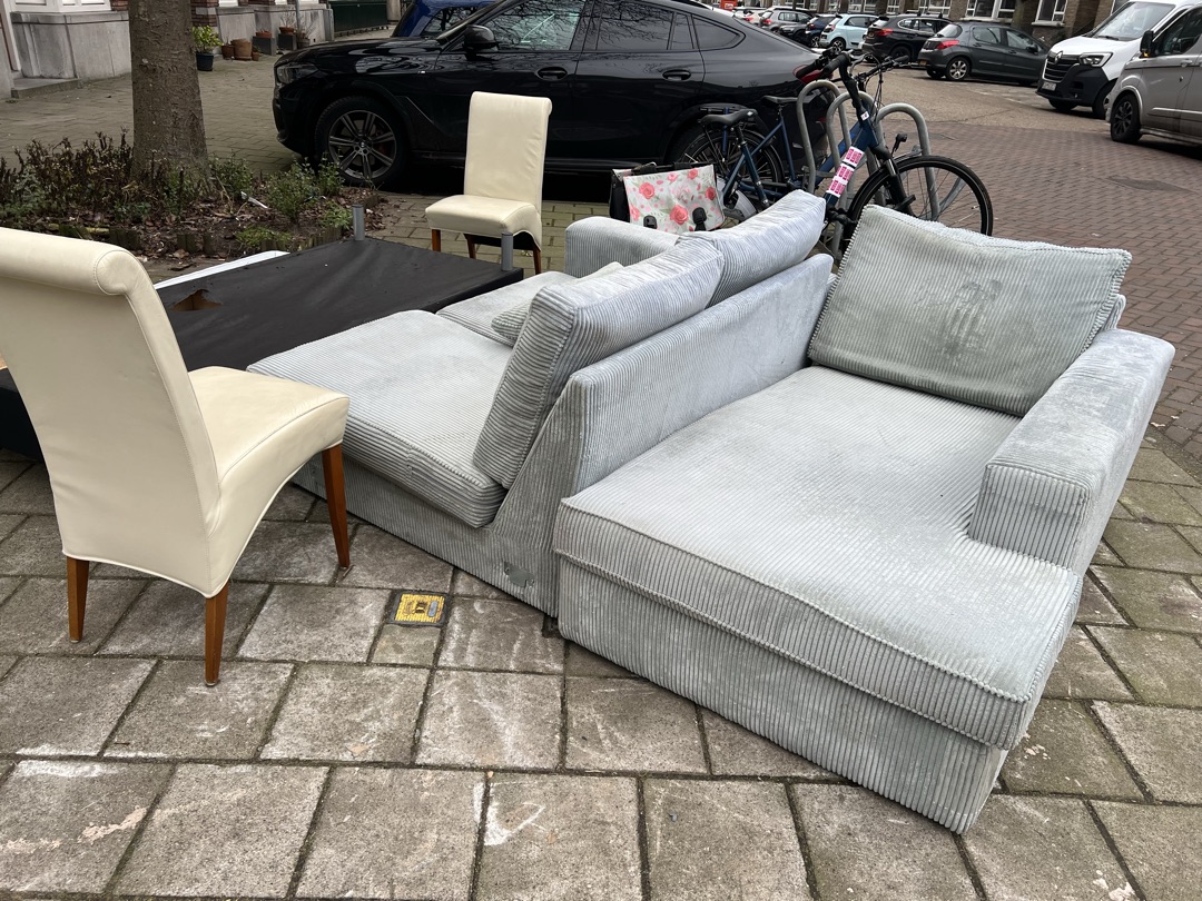 Mooi bankje; “net drie jaar oud” volgens de buren photo 1