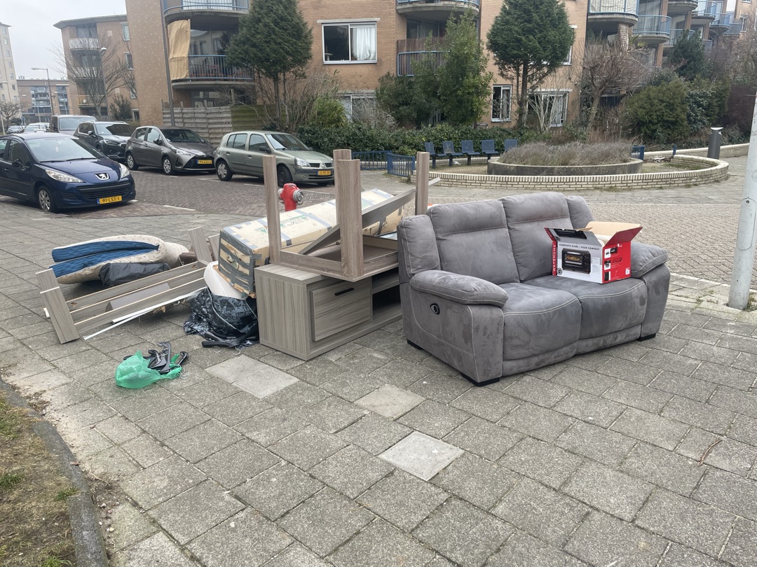 Couch in perfect condition, tv stand, table, christmas tree, lamps and more photo 1