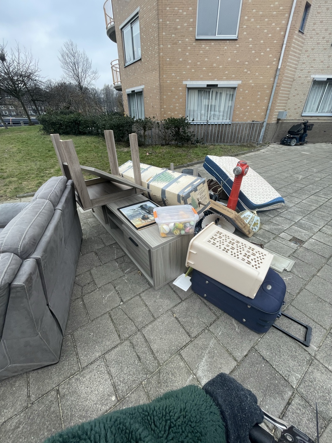 Couch in perfect condition, tv stand, table, christmas tree, lamps and more photo 2