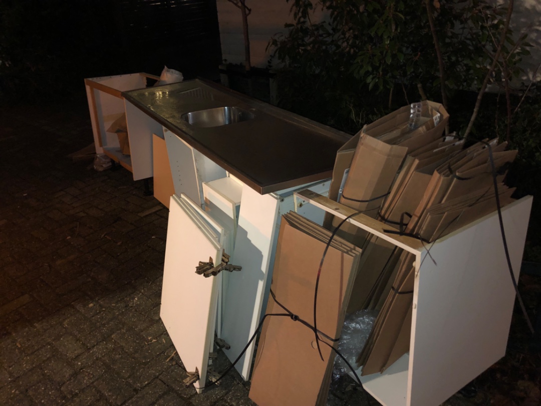 Compleet (standaard) keukenblok. Lang rvs aanrecht met gootsteen. photo 1