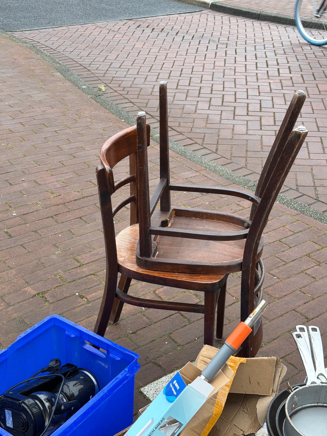 2x classic chairs, seem to be in great condition 🪑🪑 photo 1