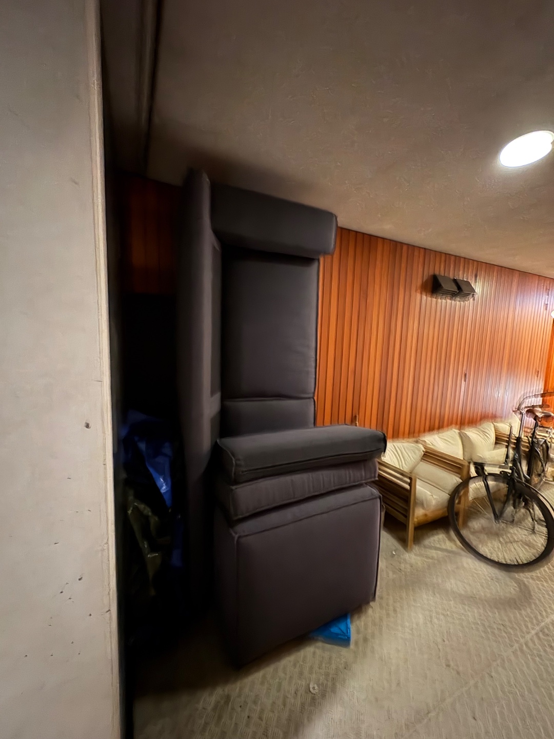 Grey sofa to be picked up at Piet heinkade in front of Groenhoedenveem tonight (20:30>) photo 1