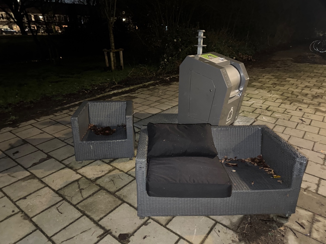 Garden furniture - 4 cushions, only 2 pictures photo 1