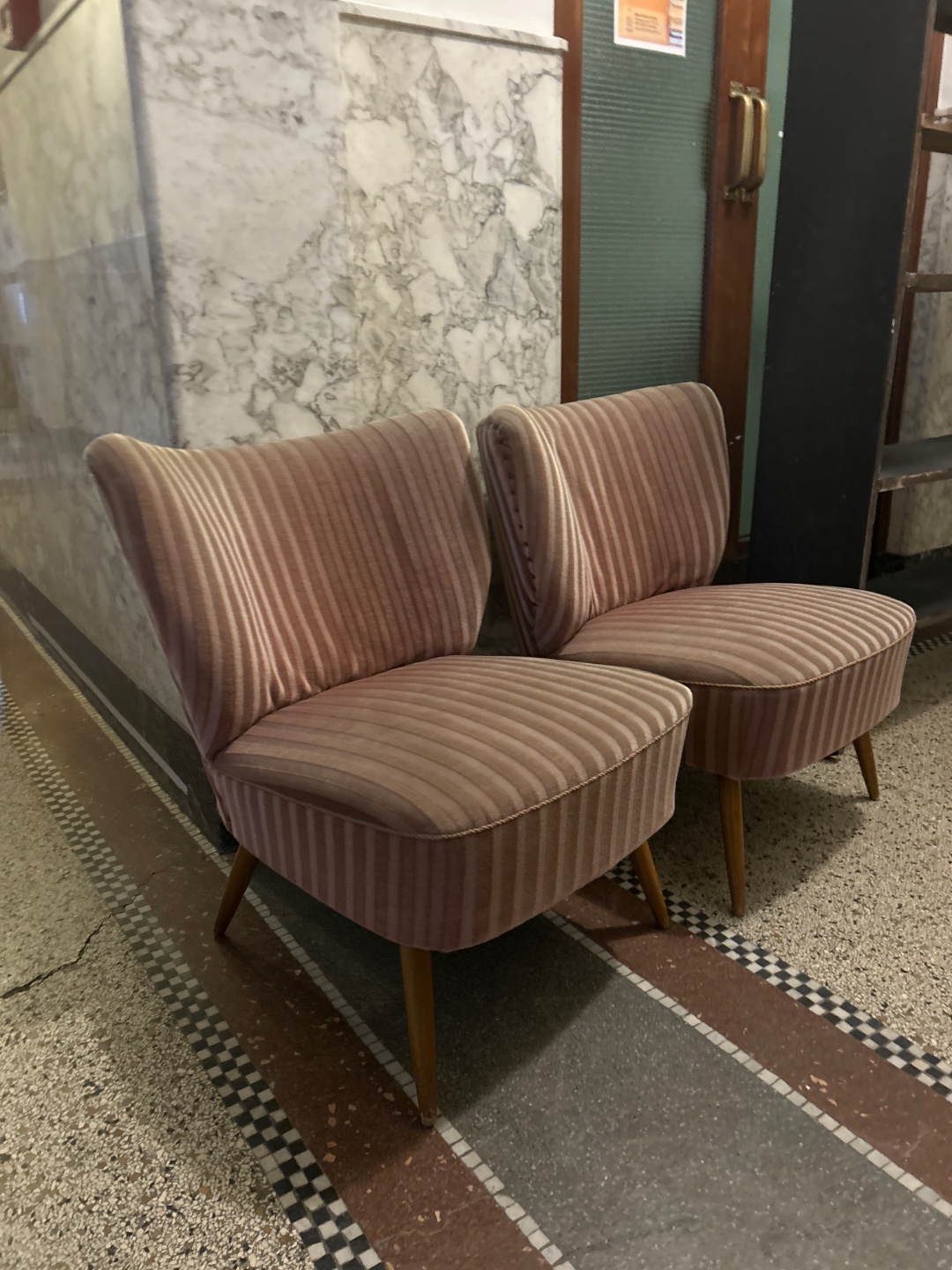 2x roze stoelen ophalen op keizersgracht 174 photo 1