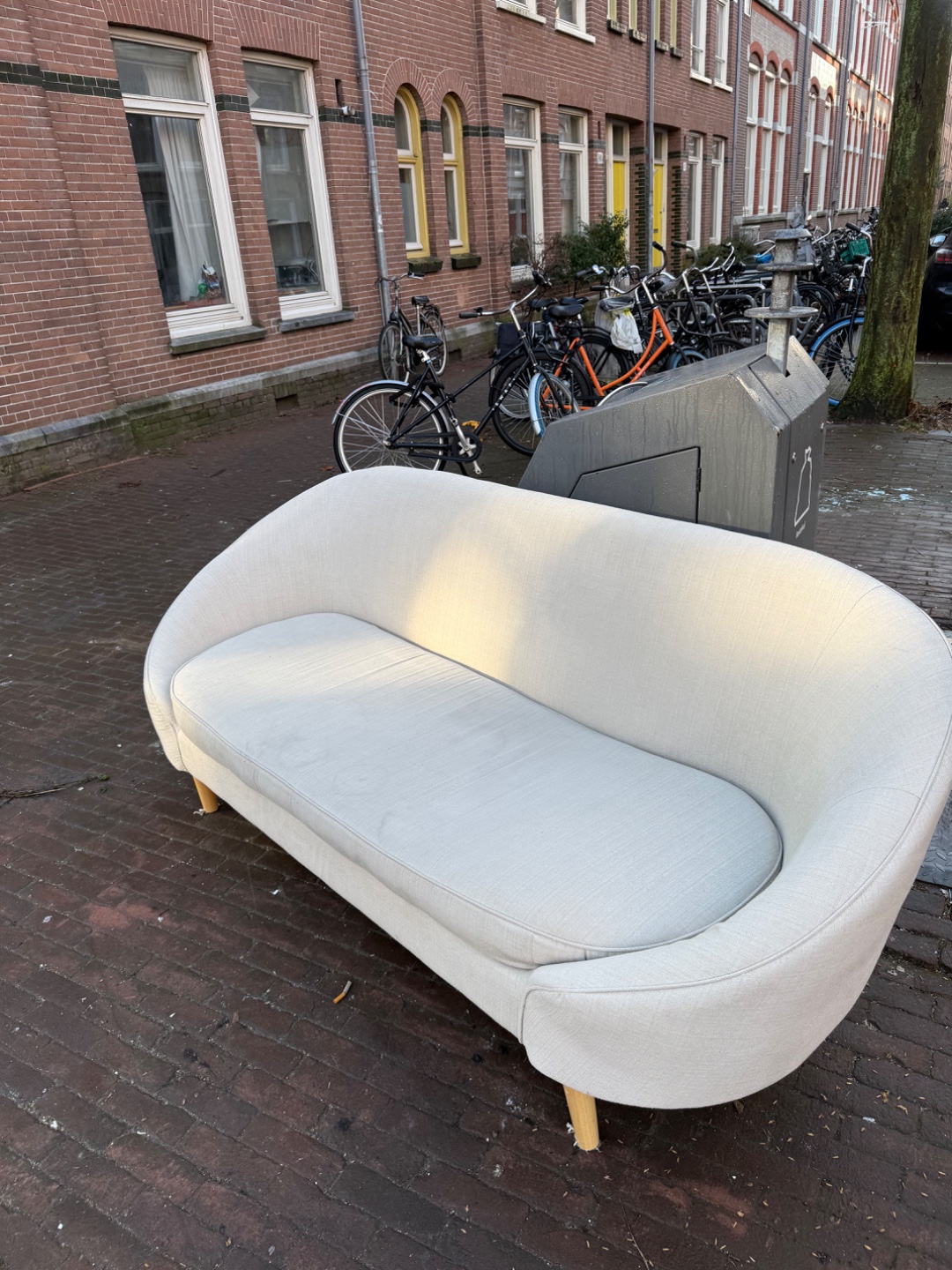 Beige couch (2,5 seats) photo 2