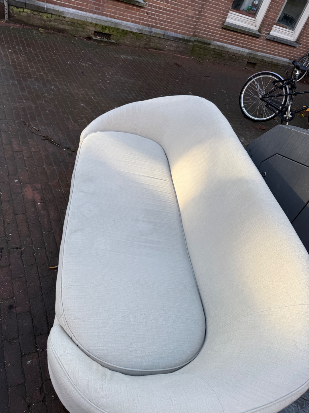 Beige couch (2,5 seats) photo 3