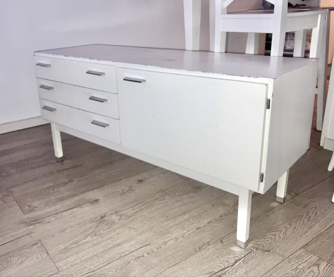 From around the 1960s
Steady and in functional condition, but in need of a fresh coat of paint. Maybe for someone interested in flipping furniture?
119 x 40 (41,5) cm, height 58
DM
Pick up today or tomorrow only photo 1