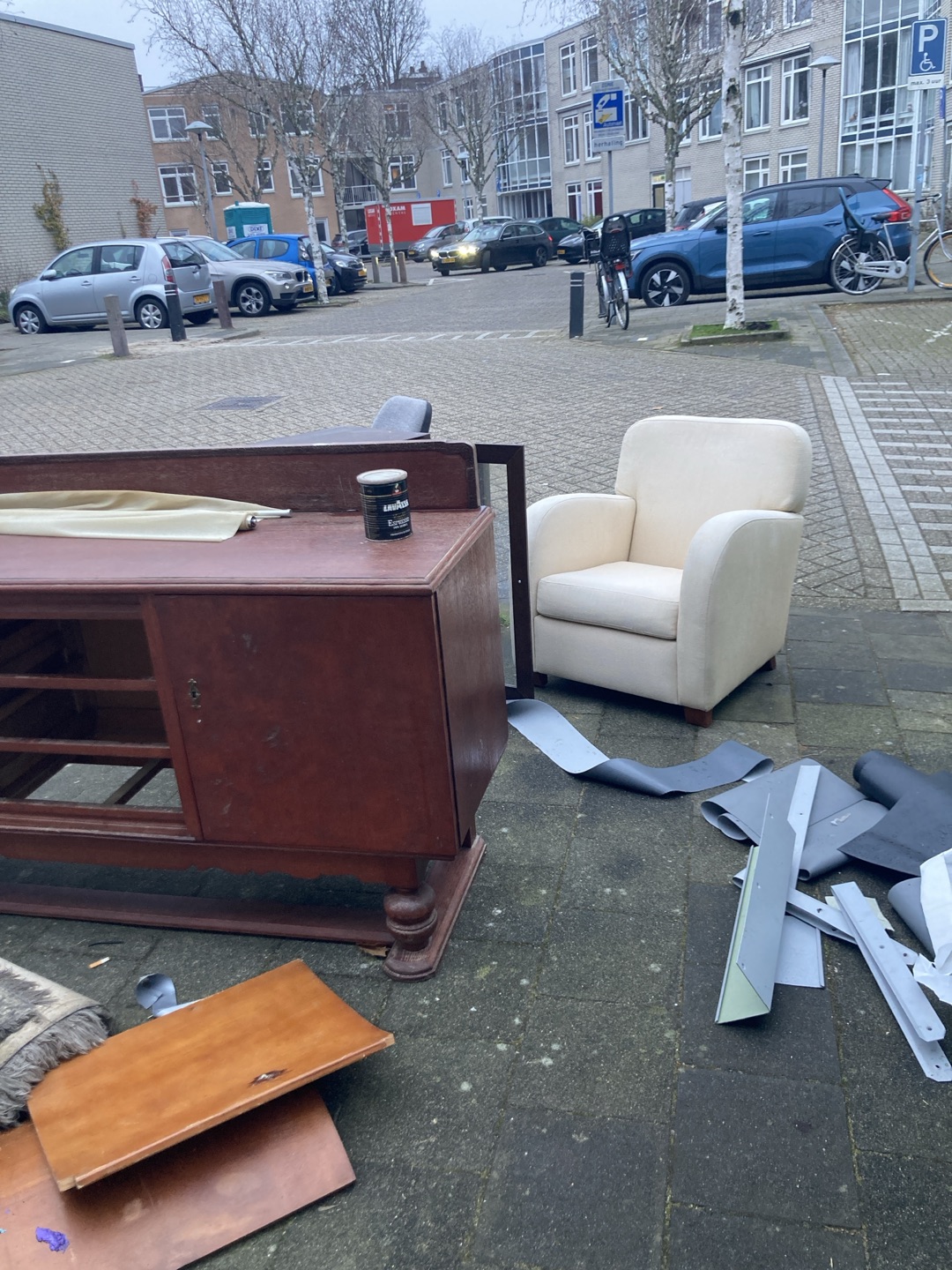 Stoelen, kastje en dressoir photo 2