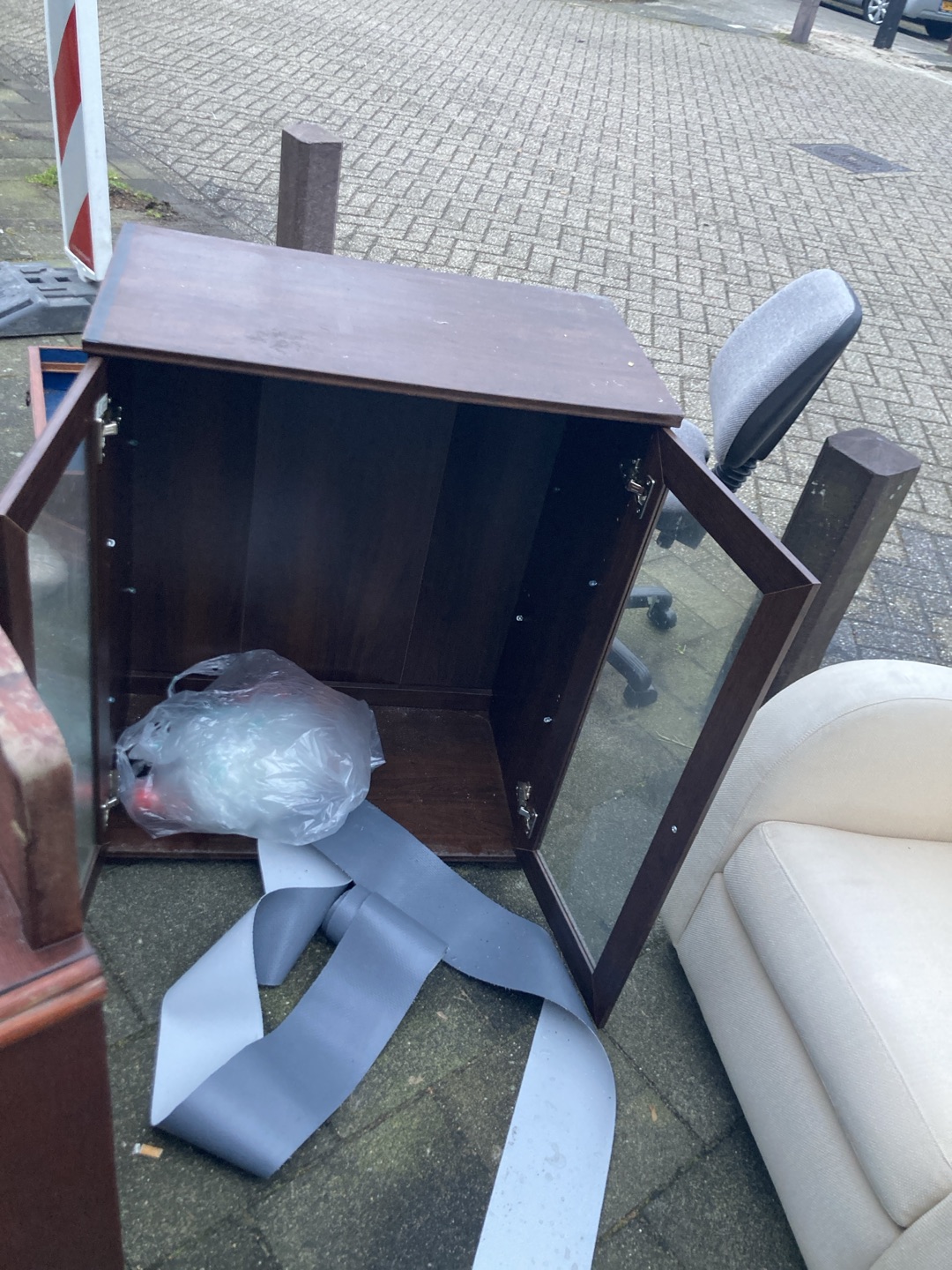 Stoelen, kastje en dressoir photo 3