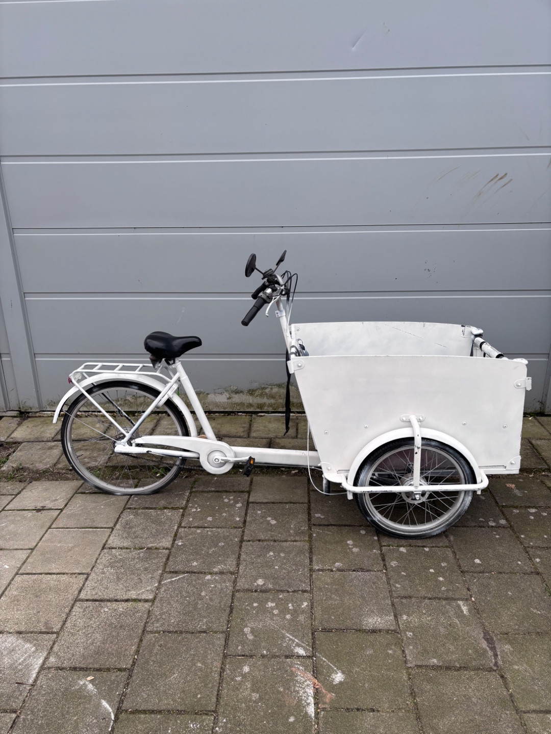 Witte bakfiets! Erg leuk, maar lastig sturen en twee lekke banden. Voor de liefhebber! Sleutel zit in het slot

Groetjes Max! photo 1