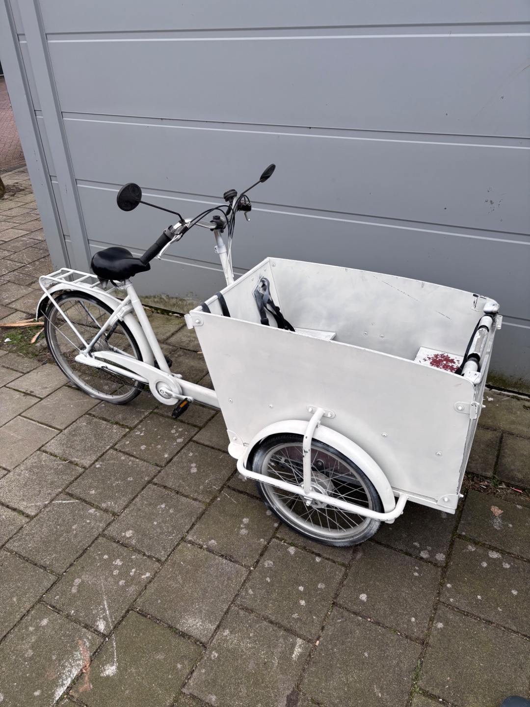 Witte bakfiets! Erg leuk, maar lastig sturen en twee lekke banden. Voor de liefhebber! Sleutel zit in het slot

Groetjes Max! photo 2