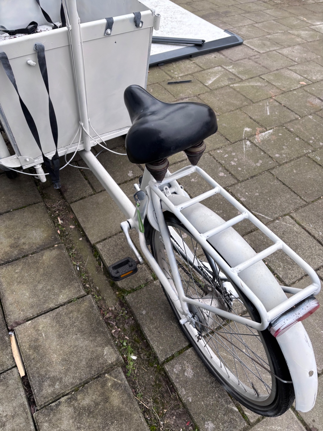 Witte bakfiets! Erg leuk, maar lastig sturen en twee lekke banden. Voor de liefhebber! Sleutel zit in het slot

Groetjes Max! photo 3