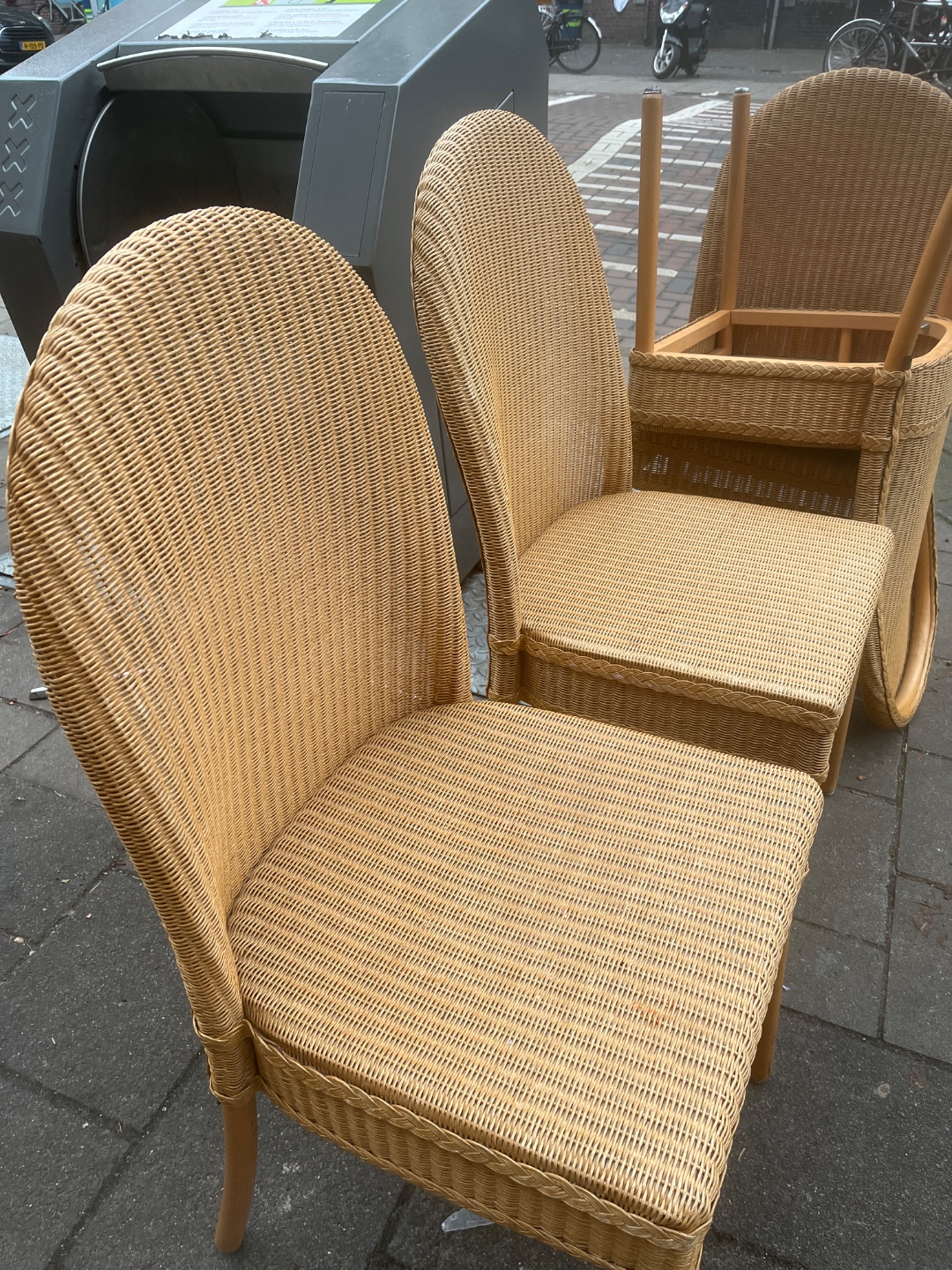 4 lloyd loom stoelen 
prima voor nog een ronde photo 1