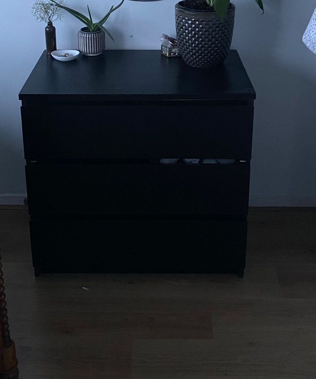 Zwart malm kastje 3 lades photo 1