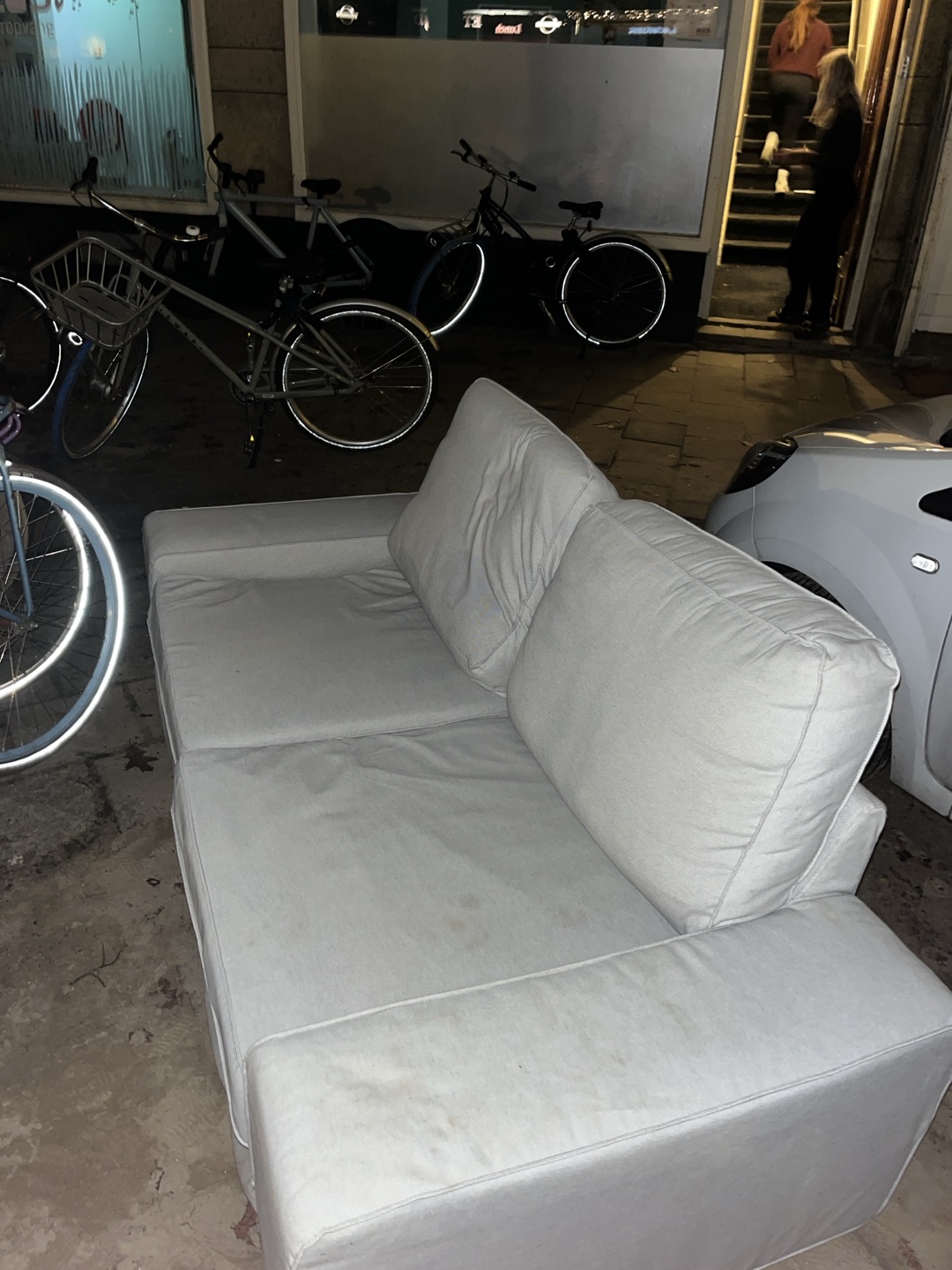 2x bank (allebei in prima staat, eentje is uit elkaar geschoven om buiten te zetten)
1x kallax kast photo 1