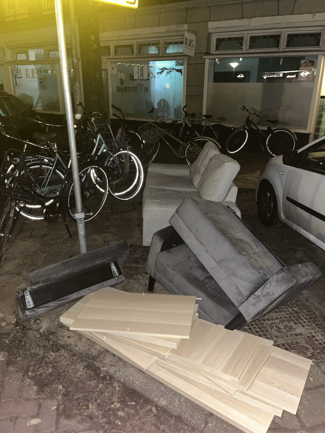 2x bank (allebei in prima staat, eentje is uit elkaar geschoven om buiten te zetten)
1x kallax kast photo 2