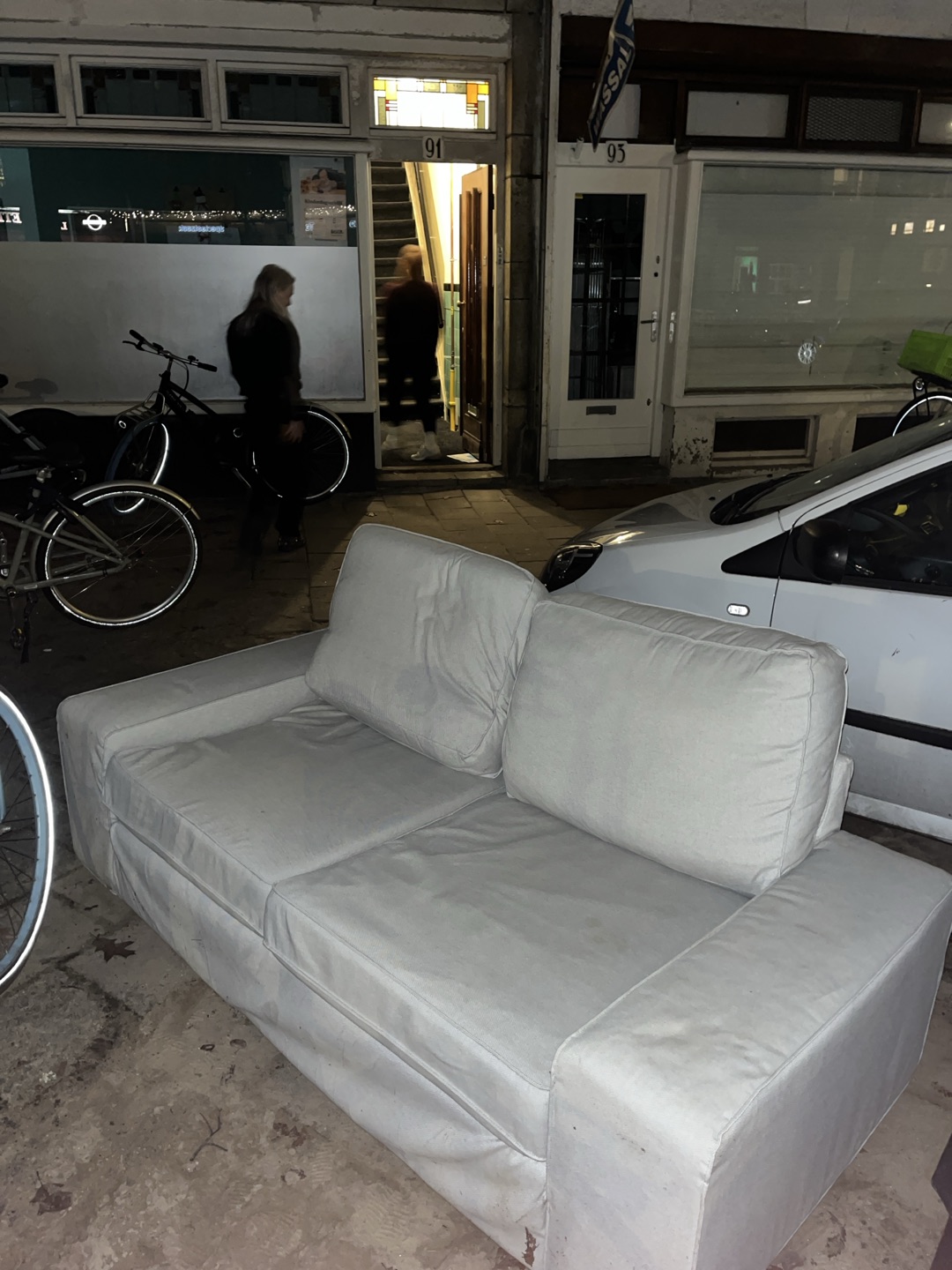 2x bank (allebei in prima staat, eentje is uit elkaar geschoven om buiten te zetten)
1x kallax kast photo 3