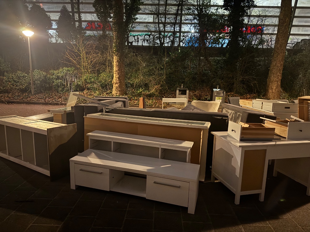 Loads of good quality, good condition furniture due to house renovation photo 3