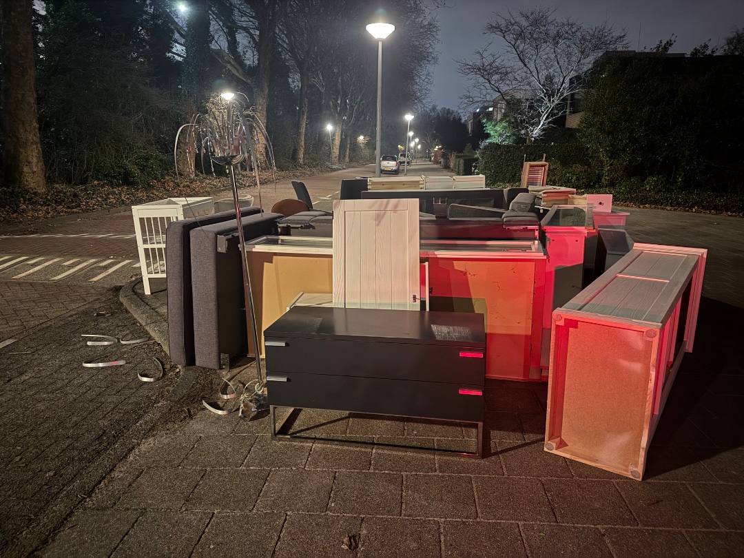 Various pieces of furniture of good quality, in good condition photo 2