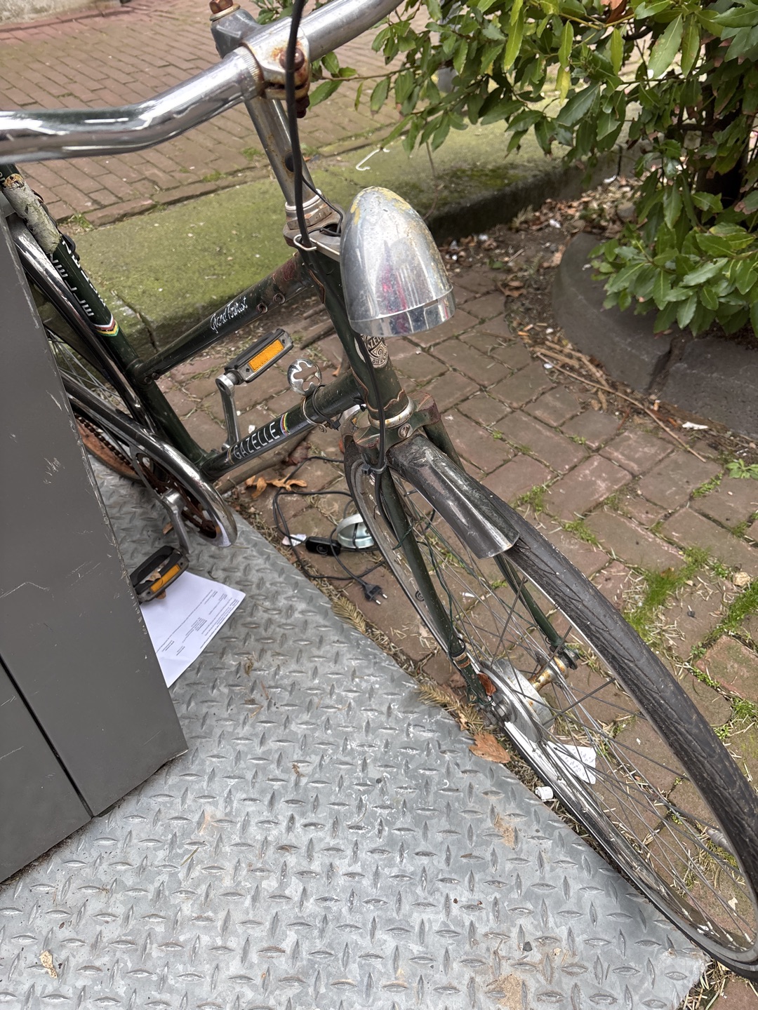 Gazelle bike, a bit beaten up and locked, but free photo 2