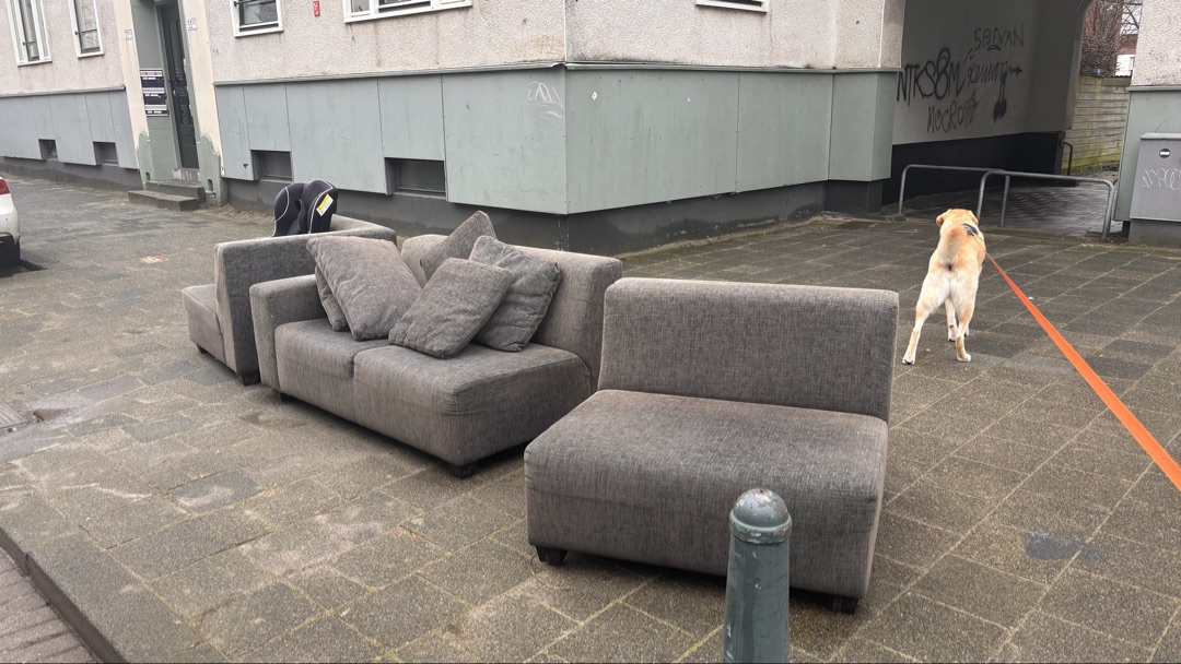 couch in good condition photo 2