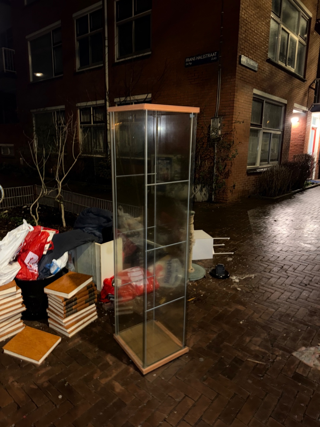 Glass closet, and encyclopedias (dutch)