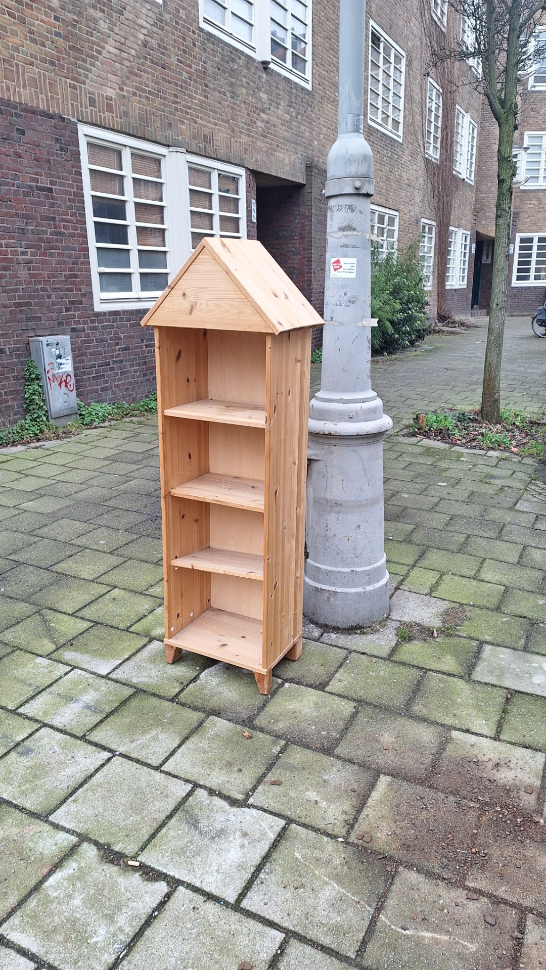 Kast en ledikant +-120- 60 cm