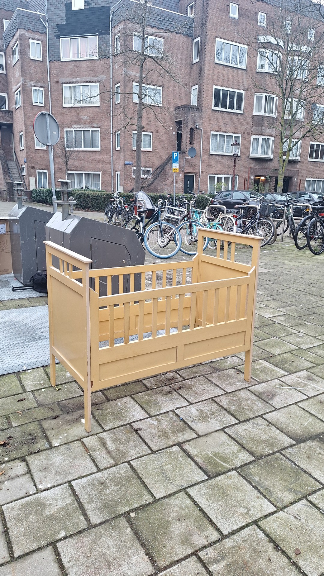 Kast en ledikant +-120- 60 cm photo 2