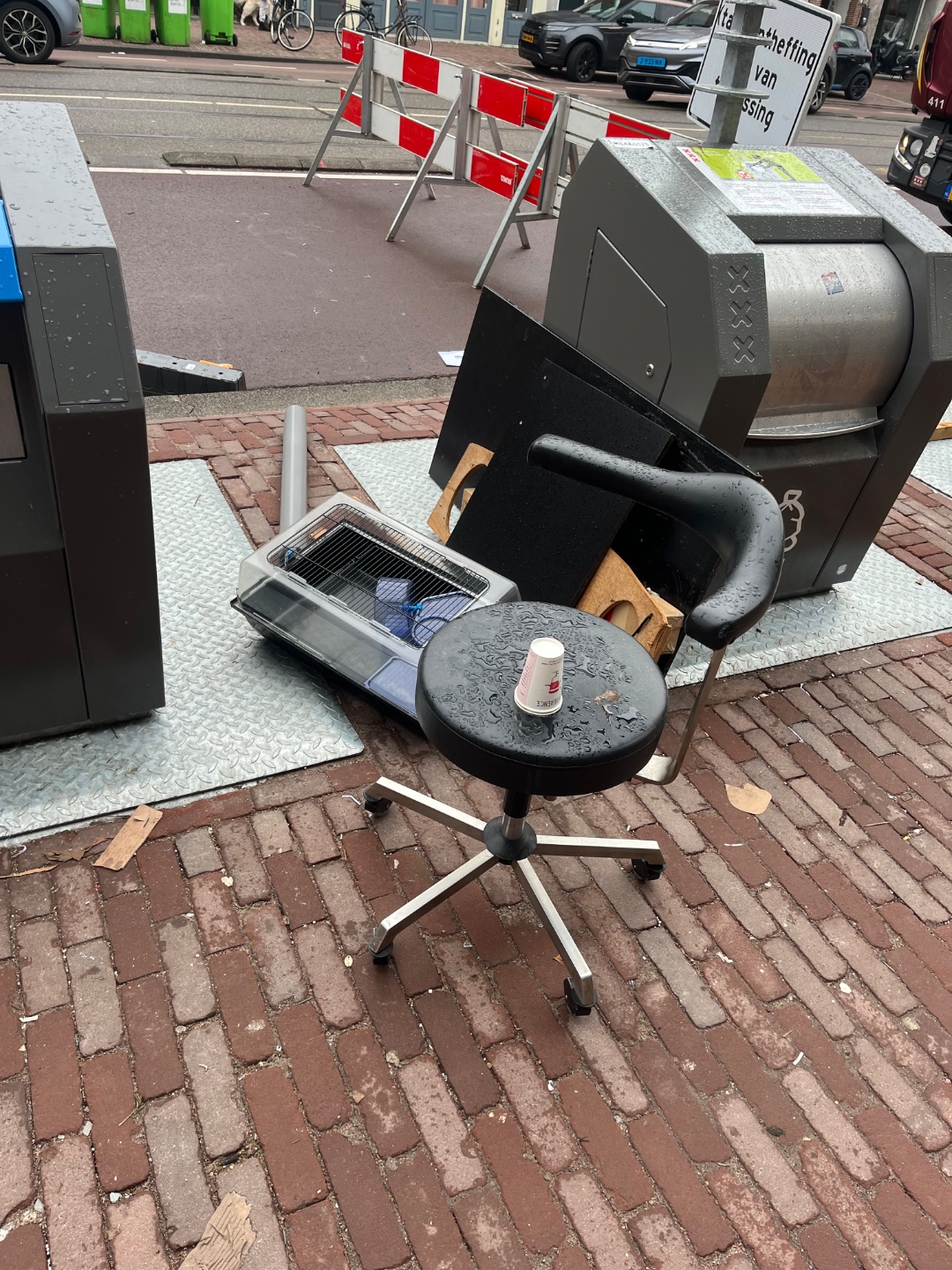 Chair and hamstercage in good condition photo 1