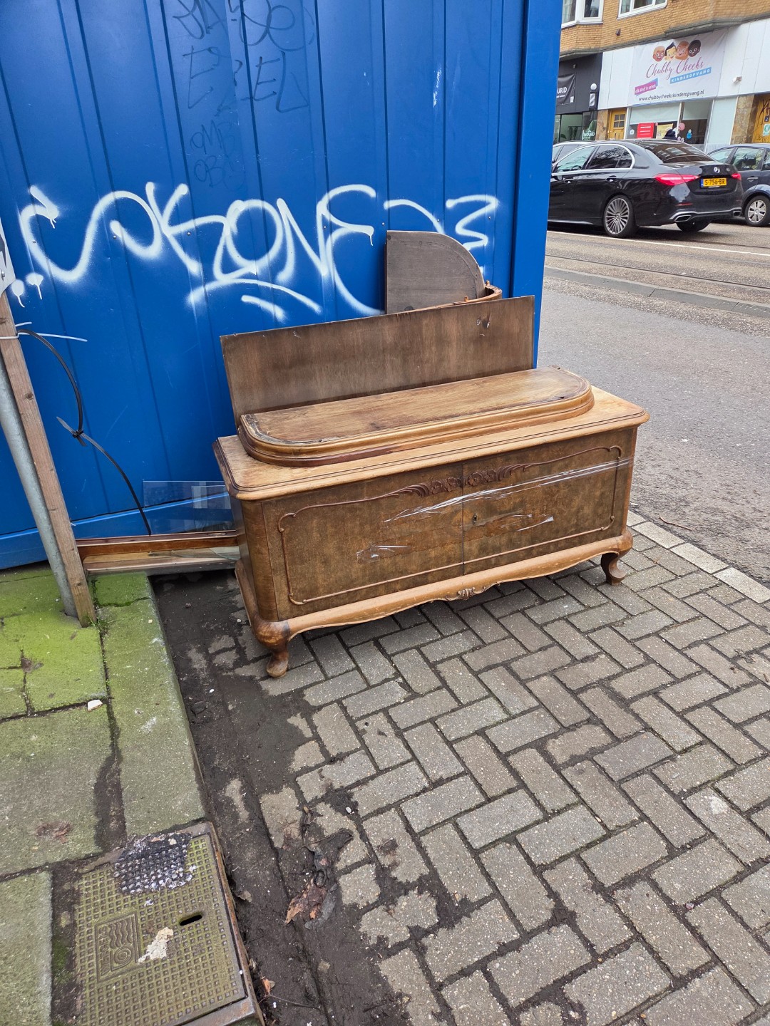 Kast met rond  bovenstuk en rond glas

Admiraal de ruyterweg tegenover de Aldi photo 1