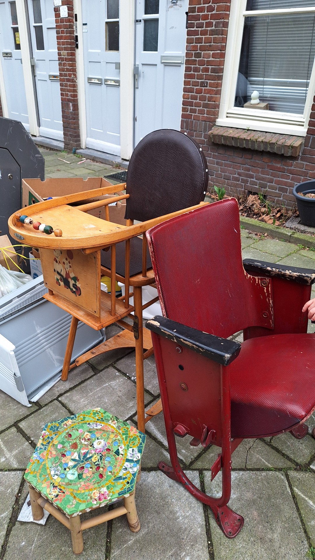 Mozaiek tafel, bioscoop stoel en kinderstoel