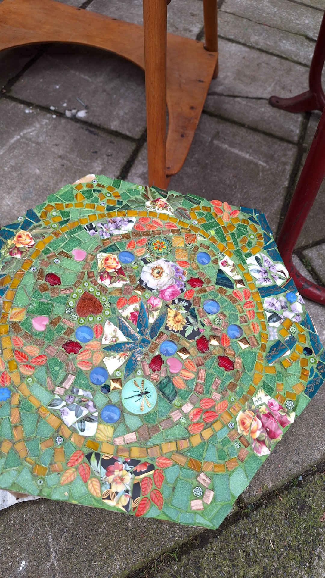 Mozaiek tafel, bioscoop stoel en kinderstoel photo 2