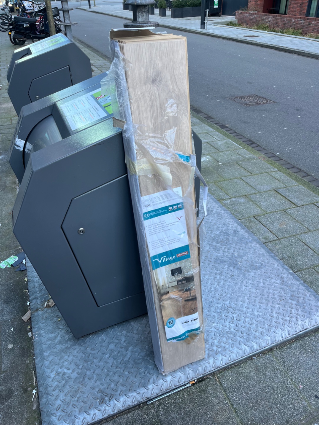 Gamma Village laminate flooring, 8 pieces photo 1