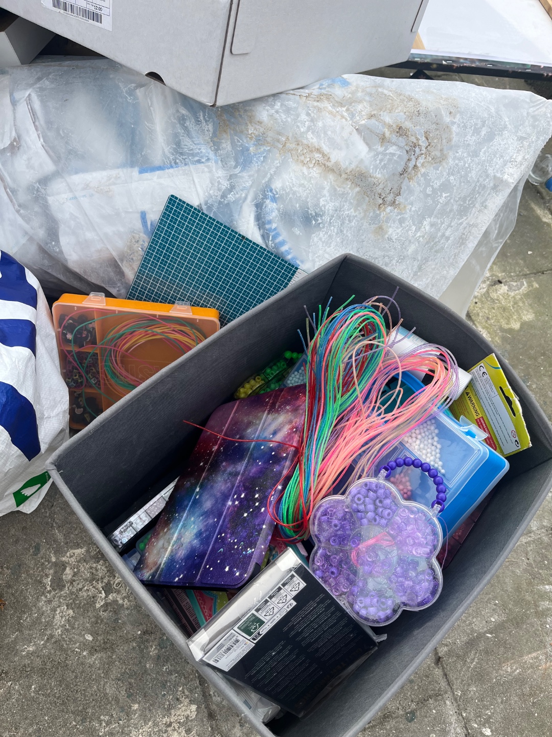 Kinderboeken en kralen in verpakking photo 1