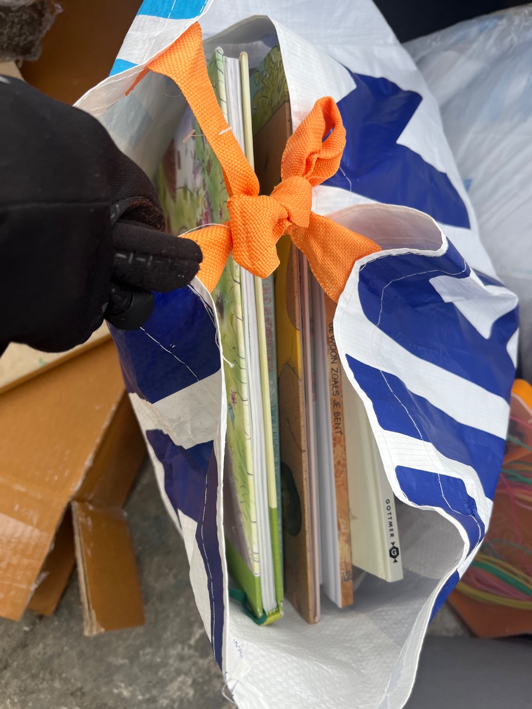 Kinderboeken en kralen in verpakking photo 2