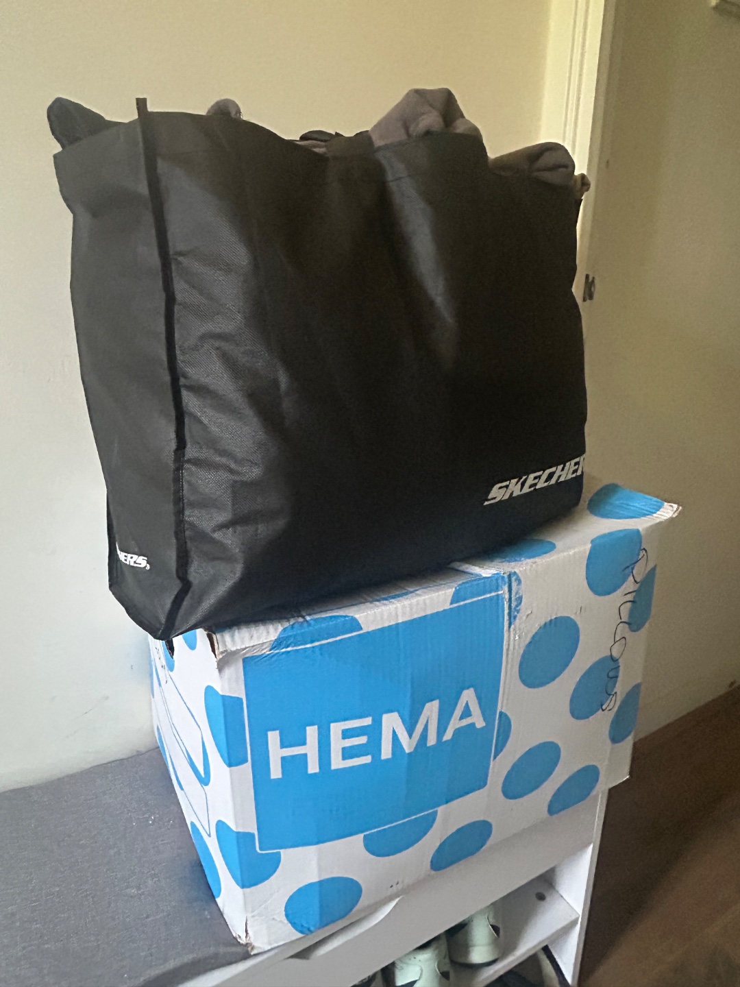 Giving away free items: sofa pillows, bed sheets + bed covers (various sizes), and one men’s jacket - first come, first served, pickup only.