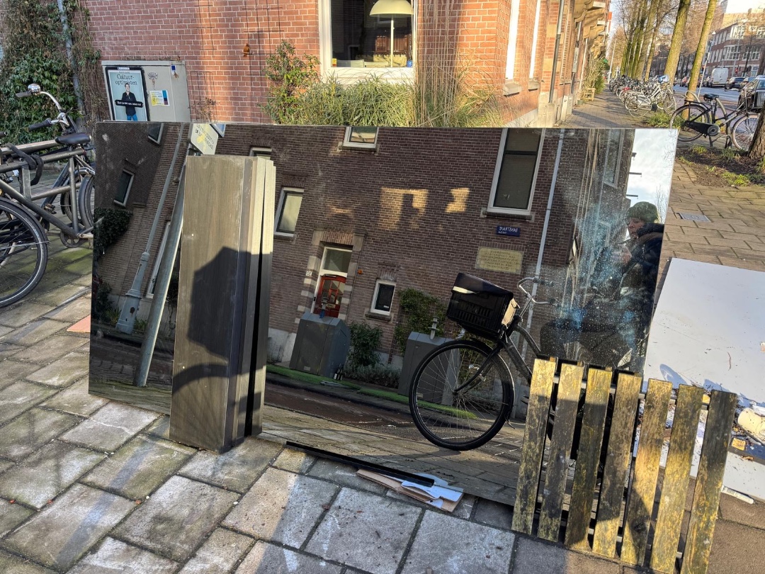 2 grote spiegels, vanmiddag gezien, weet niet zeker of ze er nog staan. photo 1