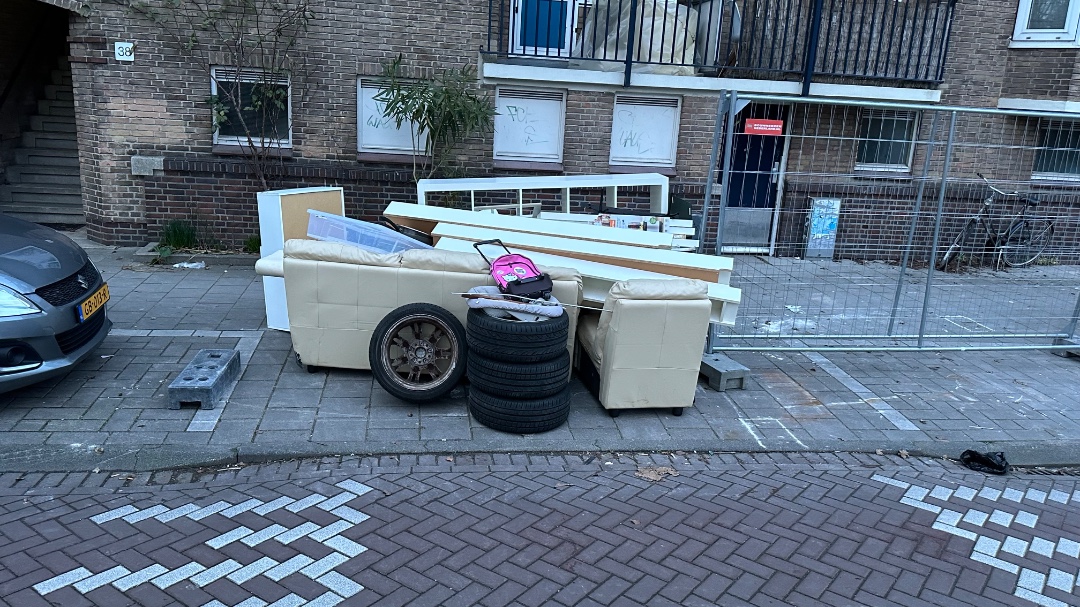 Van alles wat! IKEA CD kastjes met de plankjes etc, een grote spiegel, aan de overkant een tv meubel, etc. photo 2