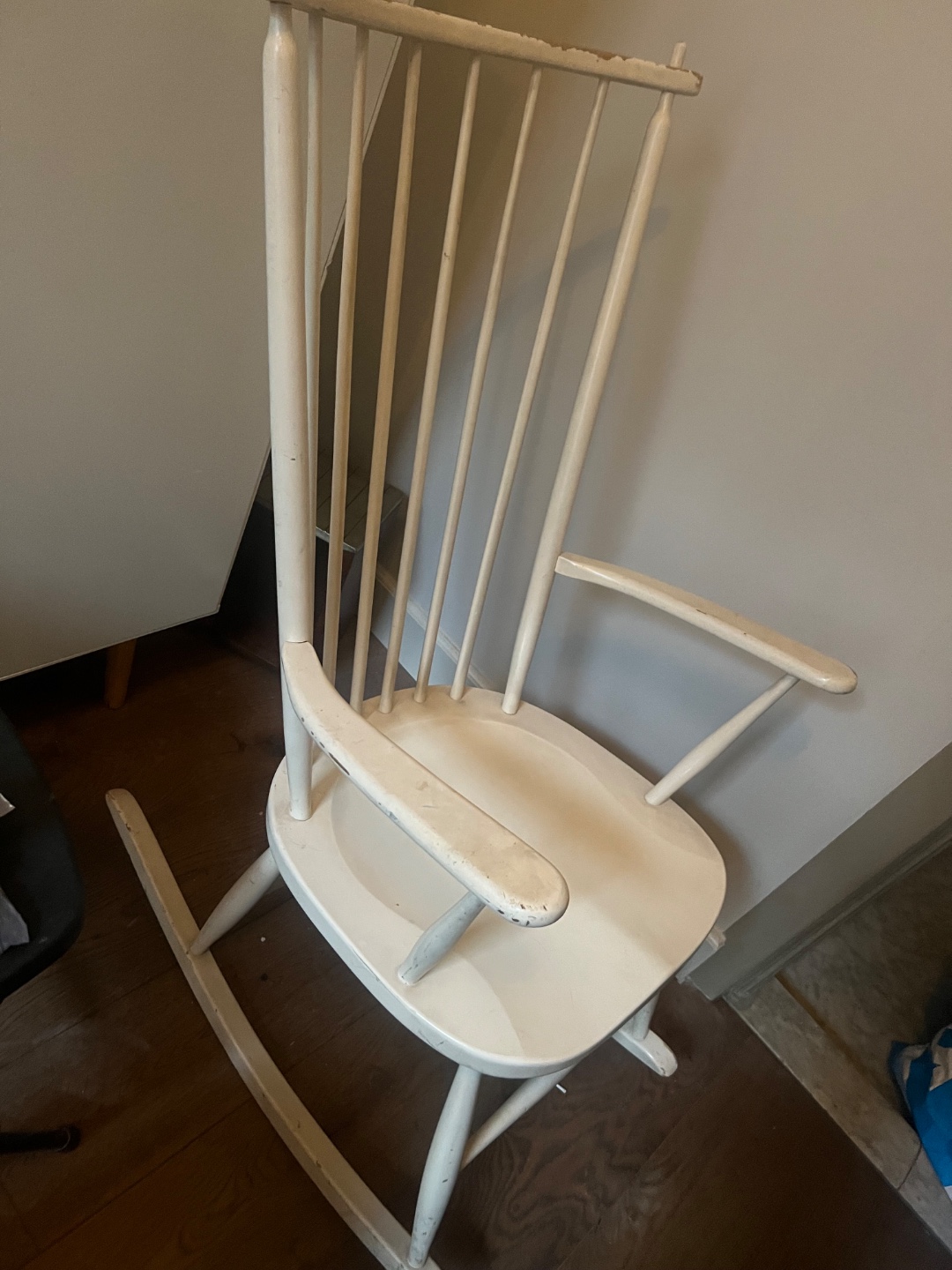 Schommelstoel in goede staat qua constructie, heeft wel een likje verf nodig. nachtkastje ook gebruikt, maar nog bruikbaar, en hanglamp in goede staat. Er staat ook nog een oude grote prullenbak, zilverkleurige, waarvan de deksel niet meer goed sluit. Vanavond vanaf 21u zet  ik het buiten! photo 1