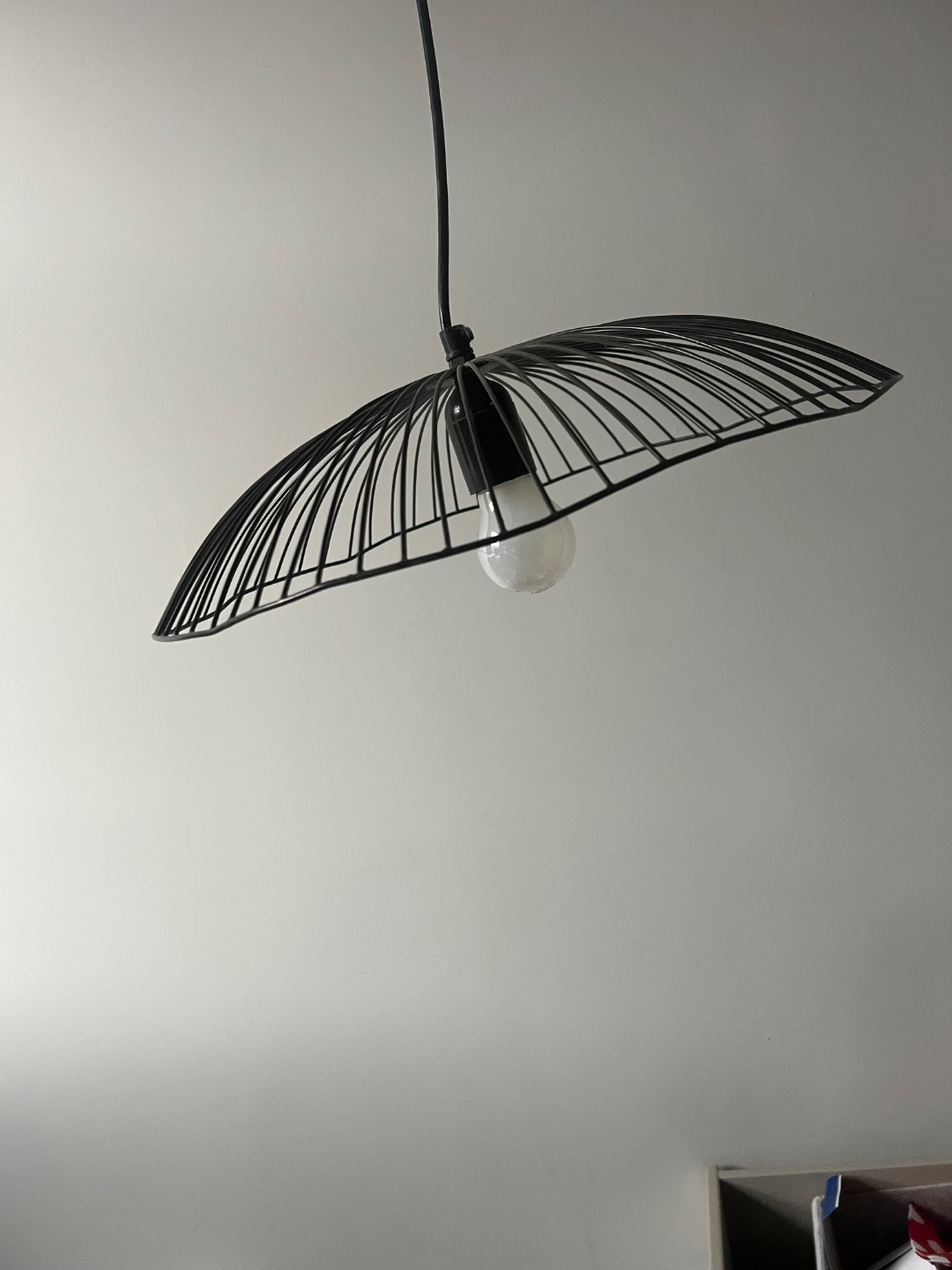 Schommelstoel in goede staat qua constructie, heeft wel een likje verf nodig. nachtkastje ook gebruikt, maar nog bruikbaar, en hanglamp in goede staat. Er staat ook nog een oude grote prullenbak, zilverkleurige, waarvan de deksel niet meer goed sluit. Vanavond vanaf 21u zet  ik het buiten! photo 2